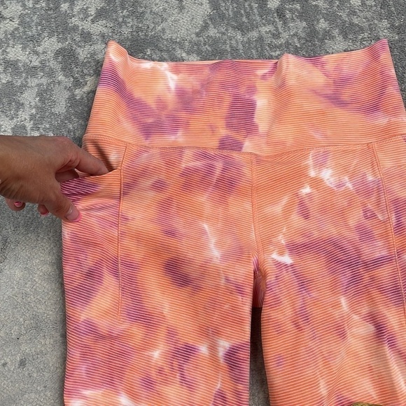 Athleta Salutation Stash Pocket II Capri Leggings Peach Tie Dye Yoga Sz M - Picture 8 of 11